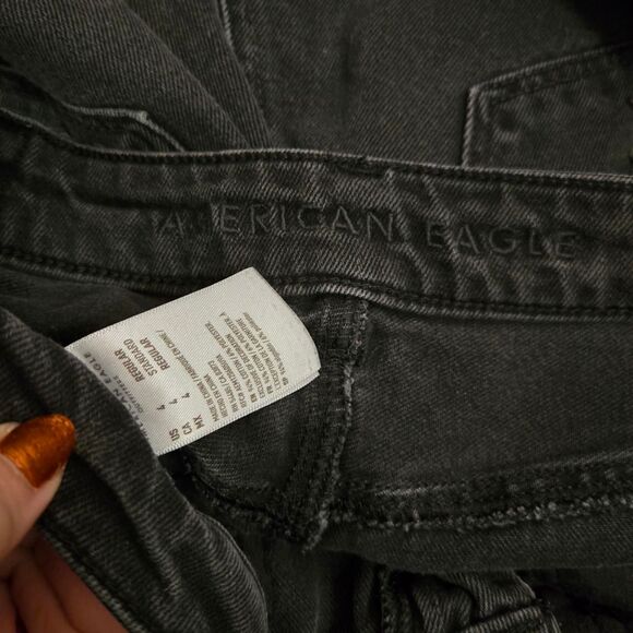 Women's American Eagle black straight leg mom fit ripped knee denim jeans 4 - Picture 7 of 7